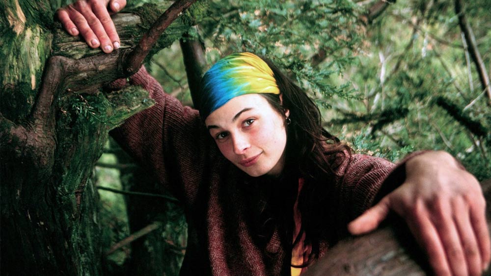 জুলিয়ার বয়স এখন ৪৮। তবে ২৩ বছর বয়সে তিনি এমন এক কাণ্ড করেছিলেন যা আজও তা ভোলেননি পরিবেশপ্রেমীরা।