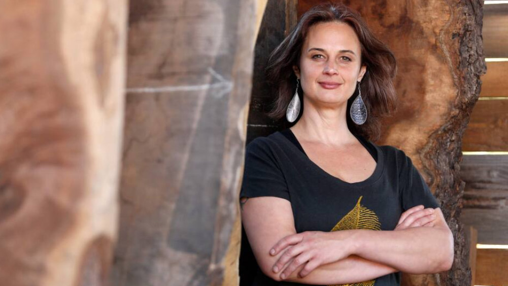 এমনতর নানা ‘অদ্ভুত’ ঘটনার সাক্ষী হয়েছেন আমেরিকার মিসৌরির বাসিন্দা জুলিয়া। সাত বছর বয়সে মা-বাবার সঙ্গে এক দিনের একটি হাইকিং সফরে গিয়েছিলেন তিনি। সে সময় তাঁর হাতের আঙুলে একটি প্রজাপতি এসে বসে। গোটা সফরে সেটি নাকি সেখান থেকে নড়েনি। তার পর থেকেই মধ্যনামে ‘বাটারফ্লাই’ বসিয়ে দেন জুলিয়া। আজও তা সরাননি।