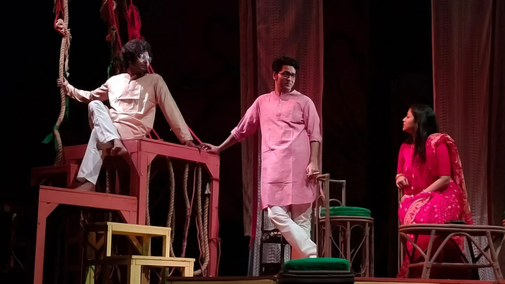 ‘ঘরে বাইরে’ মহলার দৃশ্যে নিখিলেশ, বিমলা এবং সন্দীপ