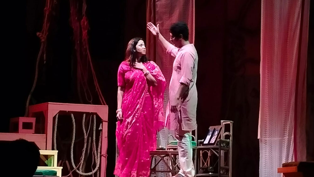 ‘ঘরে বাইরে’ মহলার দৃশ্যে বিমলা এবং সন্দীপ