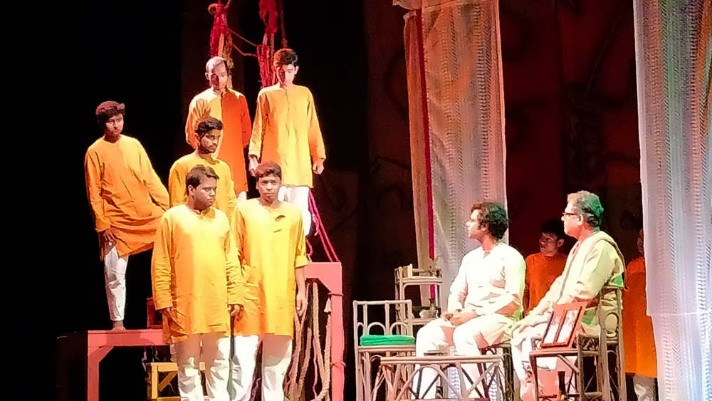 ‘ঘরে বাইরে’ মহলার দৃশ্যে মাস্টার, নিখিলেশ ও ছাত্ররা