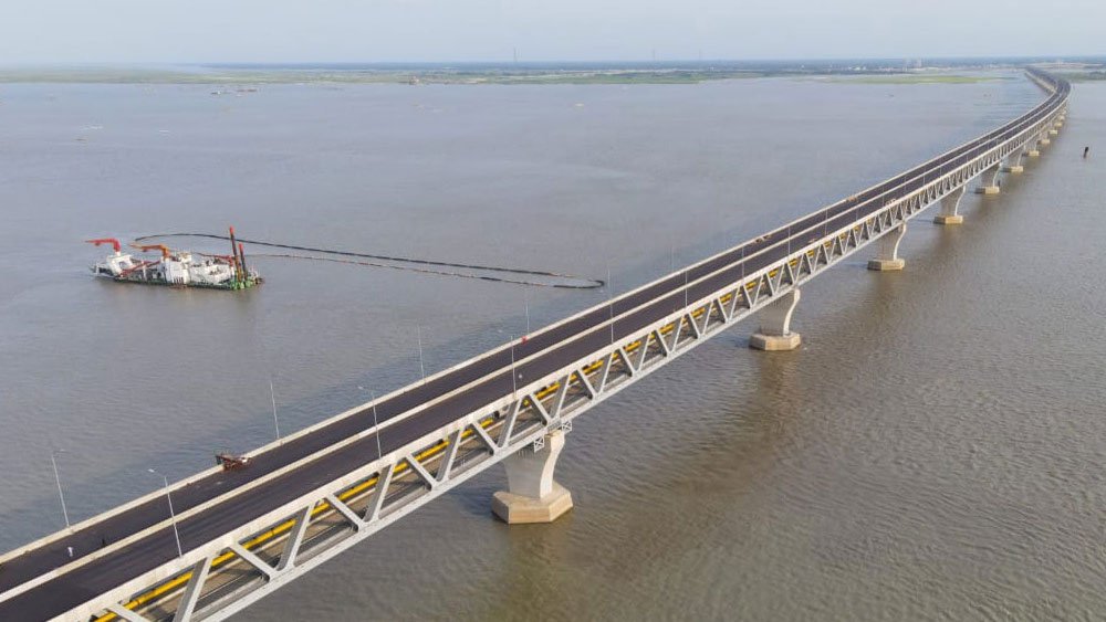 তবে এই সেতুতে দুর্ঘটনা চিন্তার ভাঁজ ফেলেছে প্রশাসনের কপালে। বাংলাদেশের সংবাদমাধ্যম ‘প্রথম আলো’ সূত্রে জানা গিয়েছে, সিলিন্ডারবাহী ট্রাক উল্টে দু’জনের মৃত্যু হয়েছে। আহত আরও তিন জন। যান চলাচল শুরুর প্রথম দিনও দুর্ঘটনায় দুই তরুণের মৃত্যু হয়েছিল। 