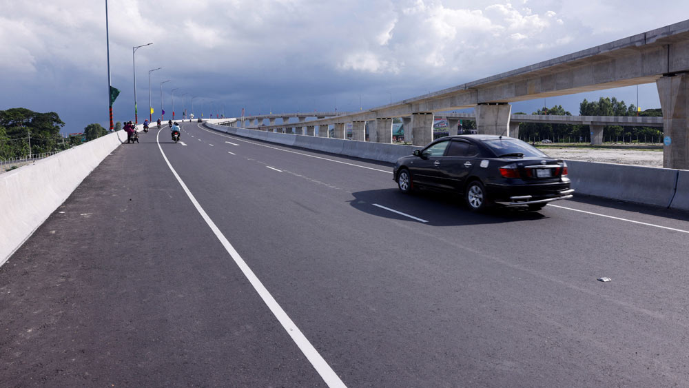 বাংলাদেশ সেতু কর্তৃপক্ষ জানিয়েছেন, সেতুতে যান চলাচল শুরুর পর থেকে রোজই কোটি টাকার উপরে টোল আদায় হচ্ছে। 