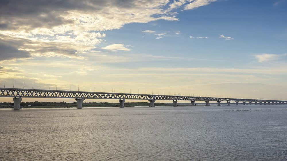 সেতু নির্মাণের কাজ পেয়েছিল চিনের মেজর ব্রিজ ইঞ্জিনিয়ারিং। পদ্মা নদীর দুই পাড়ের সংযোগ (সড়ক ও সার্ভিস এরিয়া) তৈরির দায়িত্ব দেওয়া হয়েছিল বাংলাদেশি সংস্থা আব্দুল মোনেম লিমিটেডকে। মালয়েশিয়ার একটি সংস্থার সঙ্গে হাত মিলিয়ে তারা কাজ করেছে।