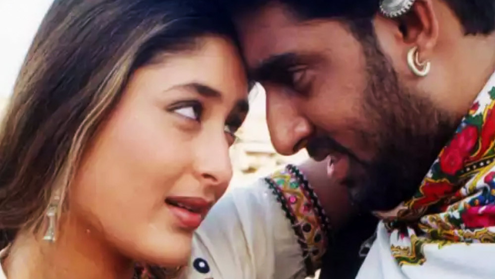 ২০০০ সালে বলিউড জগতে প্রথম পদার্পণ করেছিলেন করিনা কপূর খান। ‘রিফিউজি’ ছবিতে অভিষেক বচ্চনের বিপরীতে অভিনয় করেছিলেন তিনি। এর পর একের পর এক হিট ছবি উপহার দিয়ে গিয়েছেন তিনি।