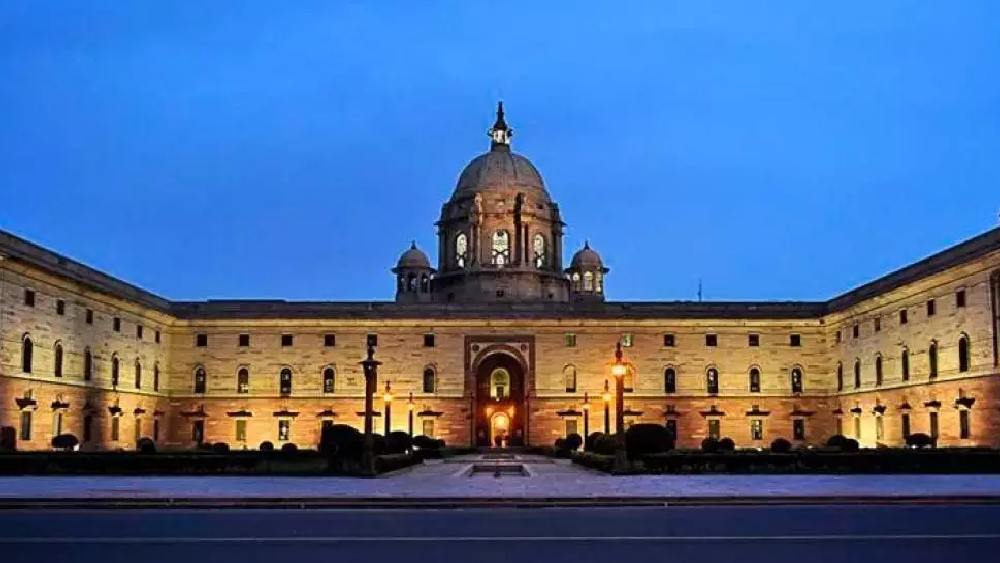 যে কারণে আপাতত সোমবার এই পদ্ধতিতেই ভোটগ্রহণ হচ্ছে। ইতিমধ্যেই ভোট দিয়েছেন প্রধানমন্ত্রী নরেন্দ্র মোদী, প্রাক্তন প্রধানমন্ত্রী মনমোহন সিংহ-সহ কেন্দ্র ও রাজ্যের লোকসভা ও বিধানসভার সদস্যরা।