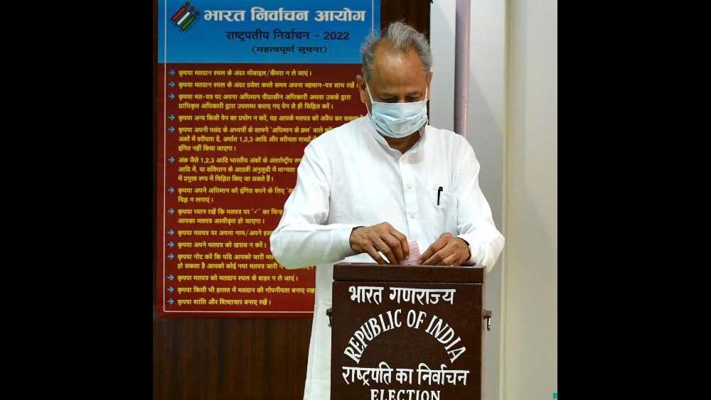 ইভিএম এমন একটি প্রযুক্তির উপর ভিত্তি করে তৈরি করা হয়েছে, যেখানে এই মেশিনগুলি ভোটের সমষ্টি গণনা করতে সাহায্য করে। ভোটাররা ইভিএম-এ তাঁদের পছন্দের প্রার্থীর নামের পাশের বোতাম টিপে ভোট দেন। নির্বাচন শেষে কোন প্রার্থী কত ভোট পেয়েছেন তা হিসেব কষে বের করে দেয় এই যন্ত্র।