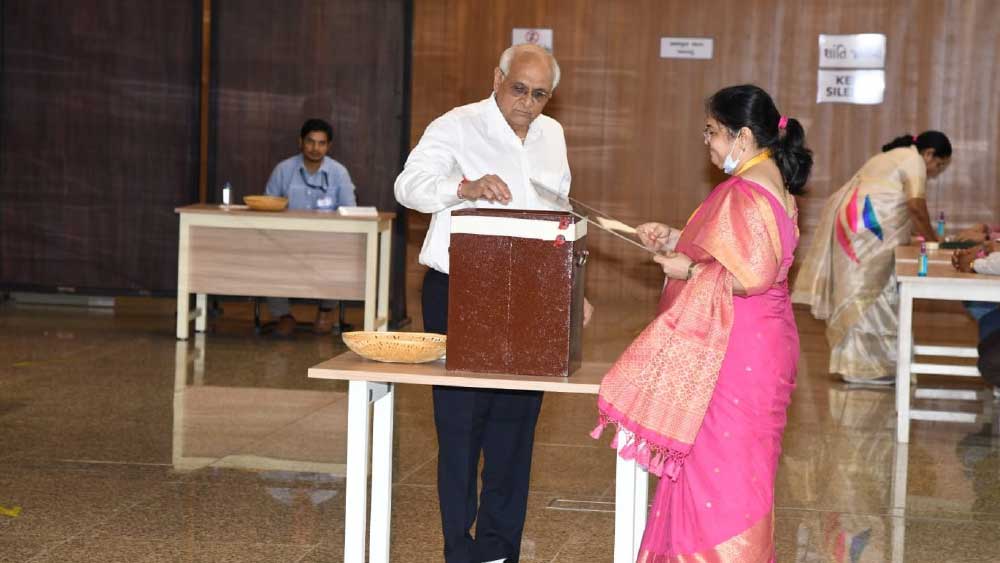 ভারতের সংবিধান অনুযায়ী, রাষ্ট্রপতি নির্বাচন হয় গোপন ব্যালটের মাধ্যমে। রাষ্ট্রপতি নির্বাচনে এক জন ভোটদাতা চাইলে এক জনের বেশি প্রার্থীকে ভোট দিতে পারেন। তবে প্রার্থীদের মধ্যে প্রথম পছন্দ কে তা-ও ভোট দেওয়ার সময় জানাতে হয় ওই ভোটদাতাকে।