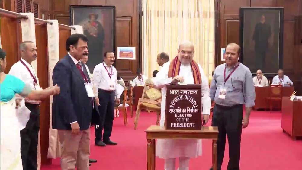 তাই হিসেবের জটিলতার কথা মাথায় রেখে রাষ্ট্রপতি, উপরাষ্ট্রপতি, রাজ্যসভার সদস্য এবং রাজ্য বিধান পরিষদের সদস্যদের নির্বাচনের ক্ষেত্রে এখনও ব্যালটেই ভরসা রেখেছে নির্বাচন কমিশন।