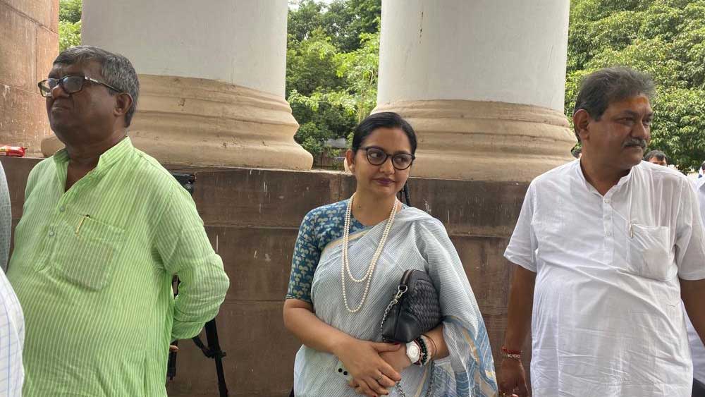 নির্বাচন কমিশনের ওয়েবসাইট অনুসারে, ১৯৭৭ সালে হায়দরাবাদের ‘ইলেকট্রনিক্স কর্পোরেশন অব ইন্ডিয়া লিমিটেড (ইসিআইএল)’-কে ইভিএম তৈরি করার দায়িত্ব দেওয়া হয়।