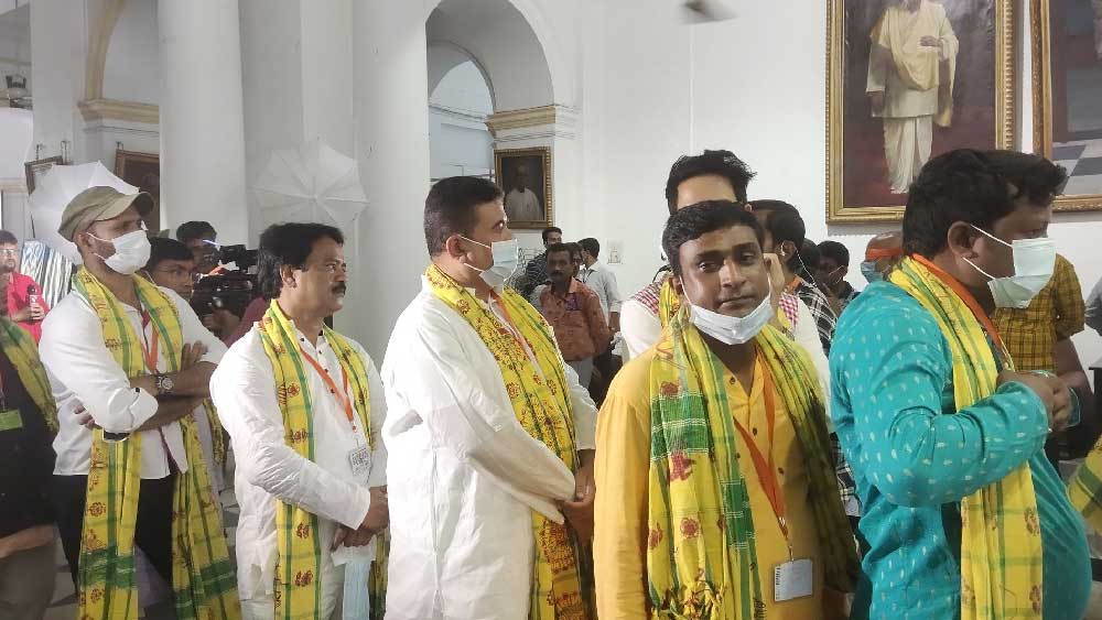 ইভিএম ব্যবহার করে প্রথম ভোটগ্রহণ হয় ১৯৮২ সালে। কেরলের পারাভুর উপনির্বাচনে। পঞ্চাশটি ইভিএম ব্যবহার করে এই ভোটগ্রহণ হয়। ফলাফল ঘোষণার পর পরাজিত প্রার্থী আদালতের দ্বারস্থ হন। অভিযোগ করেন, এই মেশিনের মাধ্যমে ভোটগ্রহণ বেআইনি। আদালতের নির্দেশ অনুসারে আবারও পেপার ব্যালটে ভোটগ্রহণ শুরু হয়।