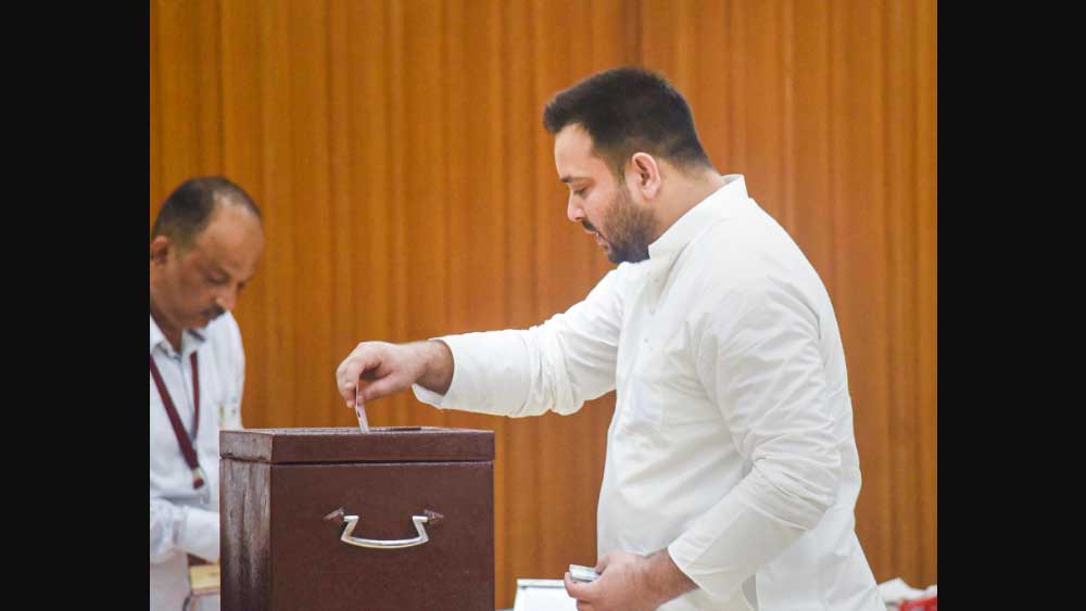 এর পর আবার ১৯৯৮-এ পরীক্ষামূলকভাবে মধ্যপ্রদেশ, রাজস্থান এবং দিল্লির ২৫ টি বিধানসভা আসনে এই মেশিন ব্যবহার করে ভোটগ্রহণ হয়।