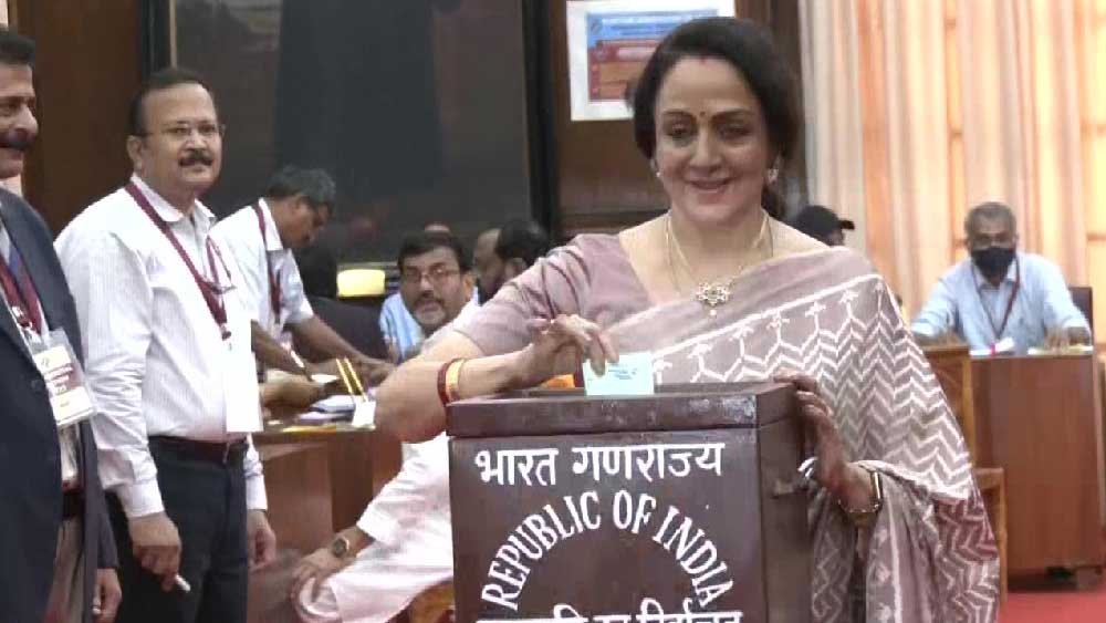 প্রসঙ্গত, লোকসভা এবং রাজ্যসভা সাংসদদের পাশাপাশি ভারতের ২৮টি রাজ্য এবং কেন্দ্রশাসিত অঞ্চল দিল্লি ও পুদুচেরি বিধানসভার নির্বাচিত সদস্যেরাও রাষ্ট্রপতি নির্বাচনে ভোট দেবেন। নয়া কেন্দ্রশাসিত অঞ্চল জম্মু ও কাশ্মীরে এখনও বিধানসভা গঠিত হয়নি।