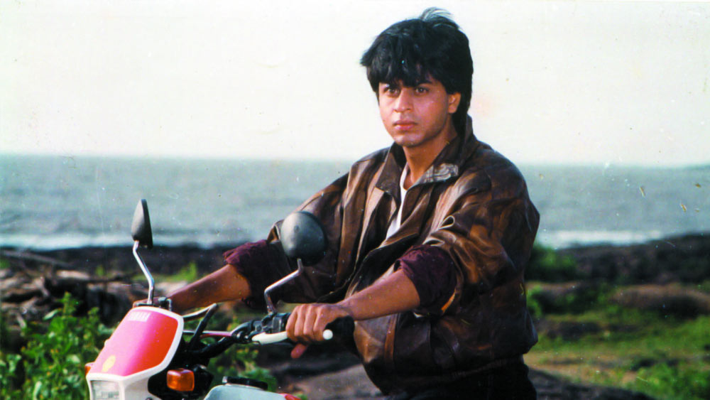 ১৯৯২ সালে ‘দিওয়ানা’ ছবির মাধ্যমে বলিউডজগতে প্রথম পদার্পণ বলিউডের ‘কিং খান’-এর। নব্বইয়ের দশক থেকে এখনও পর্যন্ত ইতিবাচক হোক বা নেতিবাচক, সব চরিত্রকেই প্রাণবন্ত করে বড়পর্দায় ফুটিয়ে তুলেছেন শাহরুখ খান।