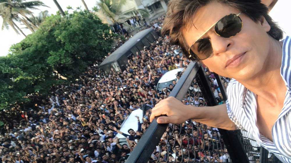 কিন্তু সময়ের অভাব থাকায় বা অন্য কারণে আমির তাঁর কাছে আসা প্রস্তাব প্রত্যাখ্যান করেন। পরে শাহরুখকে অভিনয়ের প্রস্তাব দিলে তিনি রাজি হন এব‌ং আজ সেই সিনেমাগুলি বক্স অফিসে সাড়া ফেলা ছবিগুলির মধ্যে অন্য়তম।