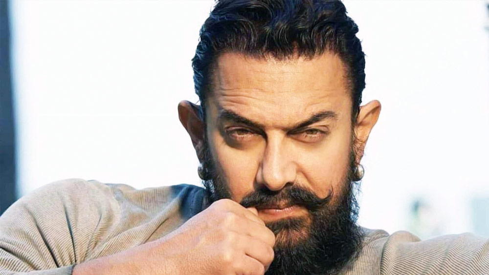 কিন্তু এই ছবিতে খলনায়কের চরিত্রে পরিচালক যশের প্রথম পছন্দ ছিলেন আমির খান। এই চরিত্রে অভিনয়ের জন্য আমিরের কাছে প্রস্তাবও নিয়ে গিয়েছিলেন যশ।