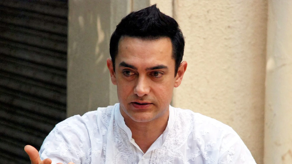 ২০০০ সালের জুন মাসে মুক্তি পাওয়া ‘জোশ’ ছবিটির পরিচালনার দায়িত্বে ছিলেন মনসুর খান। সম্পর্কে তিনি আমির খানের তুতো ভাই। মনসুর পরিচালিত ‘কয়ামত সে কয়ামত তক’, ‘অকেলে হম, অকেলে তুম’ ছবিতে অভিনয়ও করেছিলেন আমির। এমনকি, ‘জোশ’ ছবিতে ম্যাক্স ডায়াস’-এর চরিত্রের জন্যেও আমির খানই ছিলেন পরিচালকের প্রথম পছন্দ।