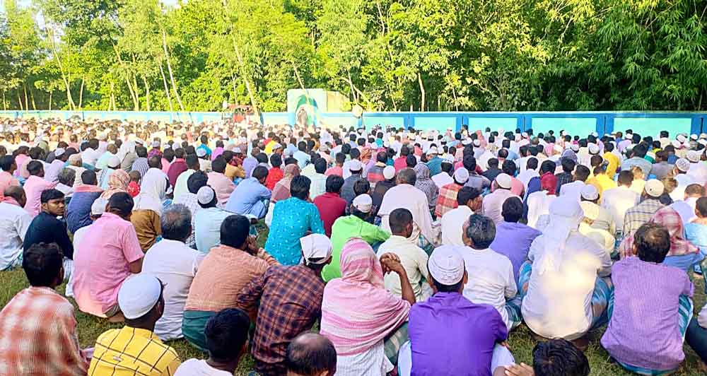 প্রার্থনা: বৃষ্টি চেয়ে নমাজ ও দোয়া। সোমবার চাকুলিয়ার ইদগাহ ময়দানে। নিজস্ব চিত্র