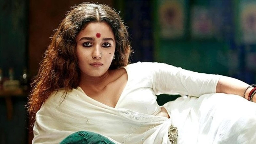 অধিকাংশ সময় তারকাদের এই সাজপোশাক প্রচারেও আসে। সম্প্রতি ‘গঙ্গুবাঈ’ ছবিতে আলিয়া ভট্টকে যে ধরনের সাদা রঙের শাড়িতে দেখা গিয়েছিল, সিনেমা মুক্তির পর ওই শাড়ির ডিজাইনের অনুকরণে তৈরি শাড়ি বিক্রি হয়েছে বাজারে।