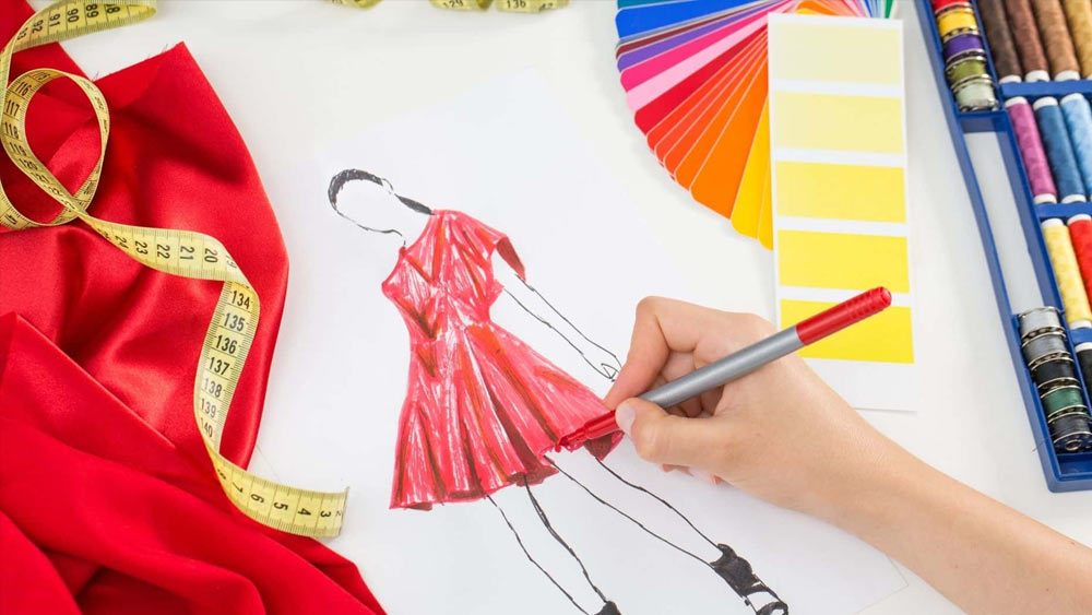 তবে, এর পিছনে সম্পূর্ণ কৃতিত্ব রয়েছে পোশাকশিল্পীদের। তাঁদের জন্যেই টিনসেল নগরী আরও জাঁকজমকপূর্ণ হয়ে ওঠে। এই পোশাকশিল্পী অথবা ‘ফ্যাশন আর্টিস্ট’দের কেউ লাখের গুণিতকে উপার্জন করেন, কেউ আবার কোটির গুণিতকে।