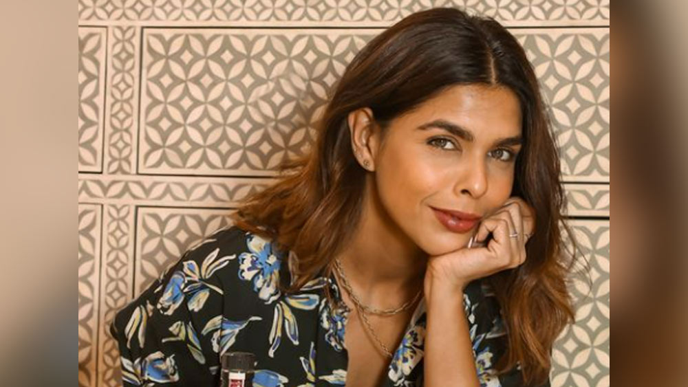 শুধু মাত্র ঐশ্বর্যাই নয়, সইফ আলি খান, দিশা পটানি, জ্যাকলিন ফার্নান্ডেজ-সহ অন্য তারকারও পোশাক ডিজাইন করেন তিনি। মুম্বইয়ে তাঁর একটি ‘ফ্যাশন স্টোর’ও রয়েছে।