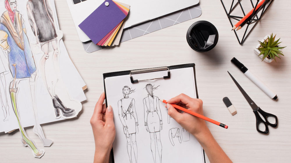 সহকর্মী থেকে শুরু করে ফ্যাশন স্টাইলিস্ট— ফ্যাশন ইন্ডাস্ট্রির সঙ্গে যুক্ত যে কোনও পেশায় সর্বনিম্ন বেতনের পরিমাণ মাস প্রতি ২৫ থেকে ৩০ হাজার টাকা। বড় মাপের ফ্যাশন স্টাইলিস্টরা কখনও এক দিনেই দুই লক্ষ টাকা উপার্জন করেন।