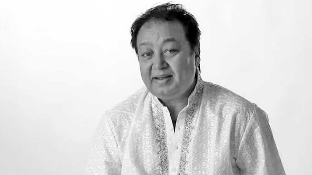ভূপিন্দর সিংহ সঙ্গীতজীবনের শুরুটা করেছিলেন ‘অল ইন্ডিয়া রেডিও’ দিল্লিতে। গিটার বাজাতেন। মাঝেমধ্যে গানও গাইতেন। তবে গোড়ার দিকে মূলত যন্ত্রসঙ্গীত শিল্পী হিসাবেই ছিল মূল পরিচিতি।