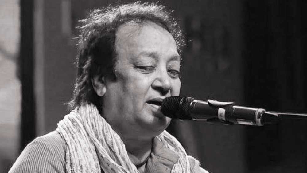 গজলের প্রতি ভালবাসা একেবারে ছোট থেকে। বই বা খবরের কাগজে প্রকাশিত কবিতা খাতায় টুকে তাতে সুর দিতেন। তার পর সেই গান বন্ধুদের শোনাতেন।