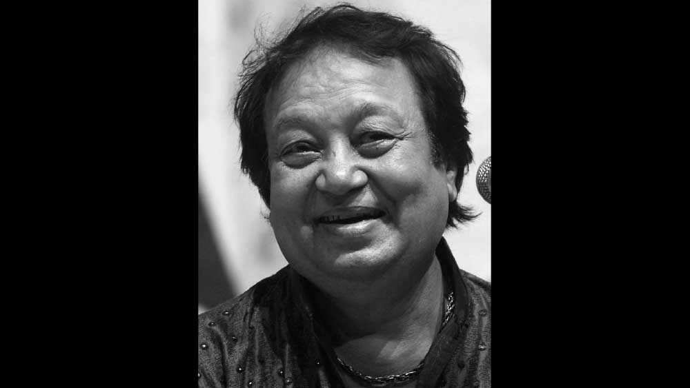 ১৯৬০। সেই সময় বিখ্যাত কবি বাহাদুর শাহ জাফরের জন্মবার্ষিকী পালন করছিল ‘অল ইন্ডিয়া রেডিও’। সে সময়ই কবির লেখা গান গাওয়ার সুযোগ হয় ভূপিন্দরের।