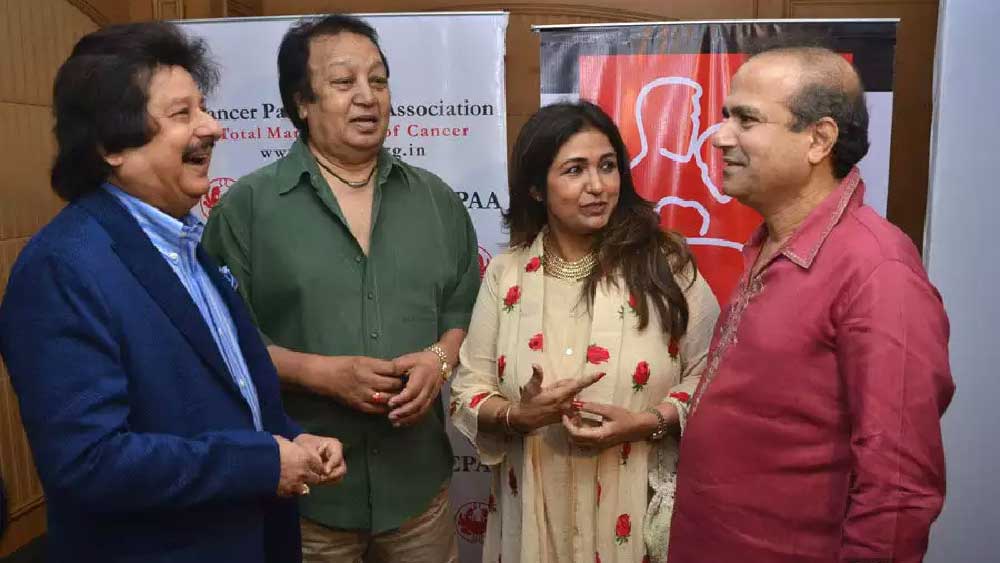 গায়ক পঙ্কজ উধাস জানিয়েছেন, তাঁরা দু’জনে এক সঙ্গে ২১ বছর ধরে ‘খাজানা’ নামে একটি গজলের উৎসবও পরিচালনা করতেন।