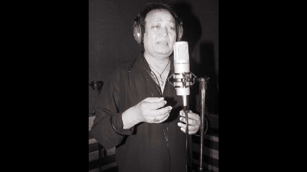 স্বতন্ত্র গলার স্বর এবং গায়কীতে তিনি নিজেকে বলিউডে অন্যান্য গায়কের থেকে নিজেকে আলাদা করেছেন। তাঁর জনপ্রিয় গানগুলির মধ্যে ‘দিল ঢুনডতা হ্যায়’ (মৌসম), ‘থোড়ি সি জমিন থোড়া   আসমান’(সিতারা), ‘এক অকেলা ইস শহর মে’ (ঘরোন্দা), ‘নাম গুম যায়ে গা (কিনারা) অন্যতম।