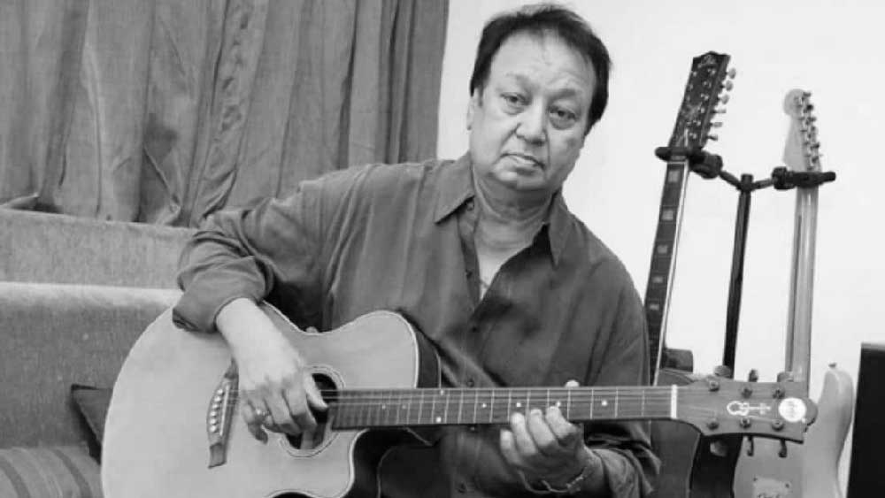 পণ্ডিত যশরাজের কন্যা দুর্গা যশরাজ জানিয়েছেন, ‘চুরালিয়া হ্যায় তুমনে যো দিল কো’ গানটির প্রথম থেকে শেষ অবধি গিটার বাজিয়েছেন ভূপিন্দর।