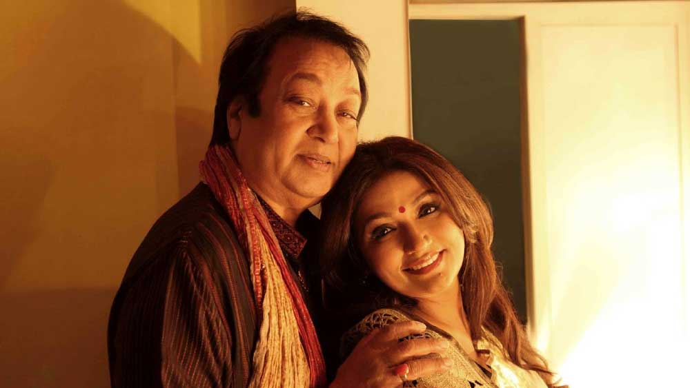 তাঁর সঙ্গীতজীবনে বাঙালি স্ত্রী মিতালি মুখোপাধ্যায়ও তাঁকে যোগ্য সঙ্গত করেছেন। দু’জনে একের পর পর এক মঞ্চ অনুষ্ঠান করেছেন, অ্যালবাম বের করেছেন।