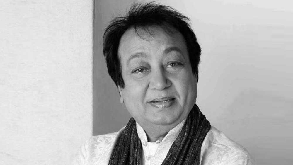 ১৯৪০ সালে পঞ্জাবের অমৃতসরে জন্ম হয় ভূপিন্দরের। বাবা ছিলেন শিক্ষক। প্রথম দিকে গান বা বাদ্যযন্ত্র কোনওটাই ভাল লাগত না। তবু বাড়ির চাপের গান শিখতে হত। কখন যে সেই গানকেই   ভালবসে ফেললেন ভূপিন্দর! তাঁর সেই সুরেলা সফর শেষ হল সোমবার সন্ধ্যায়। হৃদ্‌রোগে আক্রান্ত হয়ে মারা গেলেন ভূপিন্দর সিংহ।
