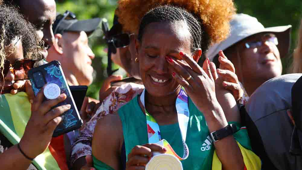 মহিলাদের ম্যারাথন জেতার পর গেব্রেসলেসি।