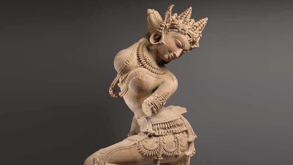 হিন্দু পুরাণ অনুযায়ী স্বর্গে শুধু দেবতারাই থাকেন, এমন নয়। সেখানে অপ্সরাদের মতো জীবও বাস করেন। ‘অপ্সরা’রা ছড়িয়ে রয়েছেন হিন্দু ও বৌদ্ধ সাহিত্যে, স্থাপত্যে, চিত্রকলায়। পুরাণ-মতে, অপ্সরারা অপরূপ সুন্দরী। কিন্তু তাঁদের ঠিক রক্তমাংসের মানবী বলা যায় না। তাঁরা দেবতাদের মতোই অতিপ্রাকৃত। স্বর্গে অপ্সরাদের মূল কাজ দেবতাদের মনোরঞ্জন। তাঁরা নৃত্য, গীত ও অন্য কলায় পারদর্শী। পুরাণ এবং মহাকাব্যগুলি থেকে বিভিন্ন অপ্সরার নাম পাওয়া যায়। এঁদেরই অন্যতমা হলেন উর্বশী। 