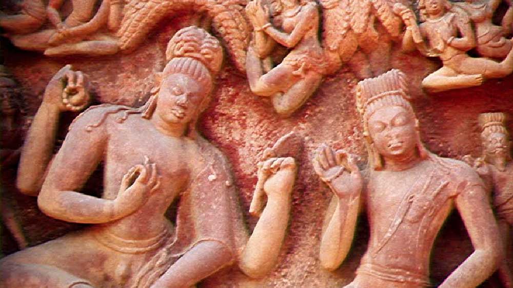 নর-নারায়ণের তপস্যার চরিত্র দেখে দেবরাজ ইন্দ্র তাঁর আসন হারানোর ভয় পান এবং তাঁদের তপোভঙ্গের জন্য কামদেব, ঋতুরাজ বসন্ত এবং অপ্সরাদের প্রেরণ করেন। এই কাণ্ডে বিরক্ত হয়ে নারায়ণ একটি ফুল নিয়ে তাঁর ঊরুতে রাখেন। সঙ্গে সঙ্গে সেখান থেকে এক পরমাসুন্দরী অপ্সরার জন্ম হয়। তাঁর সৌন্দর্যের কাছে রম্ভা, মেনকা, তিলোত্তমা প্রমুখ অপ্সরা ম্লান হয়ে যান এবং তাঁরা লজ্জায় সেখান থেকে অন্তর্হিত হন।