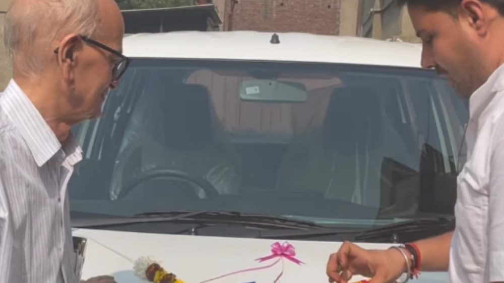 আজীবন কঠোর পরিশ্রম করেছেন। কিন্তু সাফল্যের মুখ দেখেছেন বৃদ্ধ বয়সে। জীবনে প্রথম গাড়ি কিনেছেন রাধাকৃষ্ণ চৌধুরি। তিনি নানাজি নামেই পরিচিত।