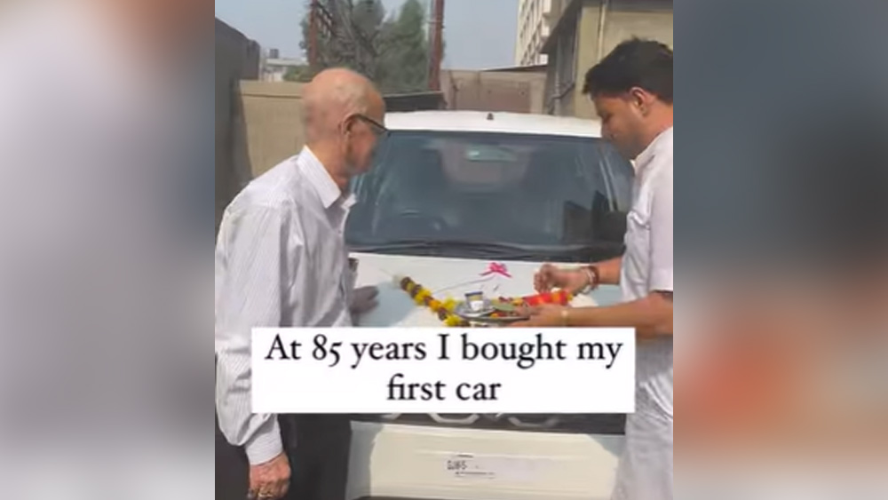 মেয়ের এই পরিণতি দেখে স্বভাবতই চিন্তায় পড়েন ওই বৃদ্ধ। চুল পড়ার সমস্যা নিরসনে রীতিমতো পড়াশোনা শুরু করেন। 