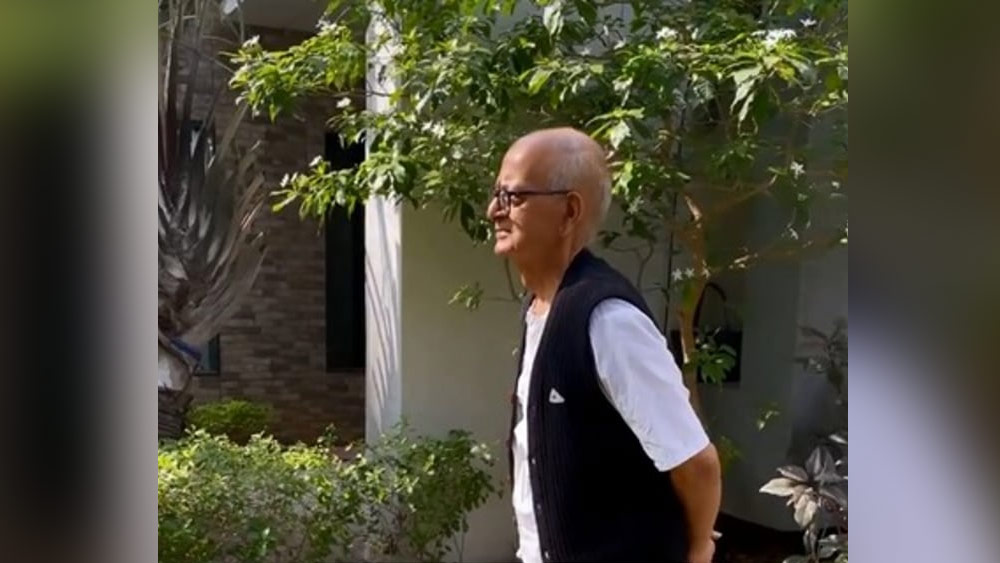 নানাজির কথায়, ‘‘আমার মেয়েই এখন আমার ব্যবসার পার্টনার। ওর যখন মারাত্মক চুল পড়ছিল, আমায় সমাধান খুঁজতে বলেছিল। প্রায় এক বছর ধরে পড়াশোনা করি এ নিয়ে। আয়ুর্বেদিক তেলের একটি মিশ্রণ বানাই, যা মেয়ের চুল পড়ার সমস্যা নিরসনে সাহায্য করে।’’