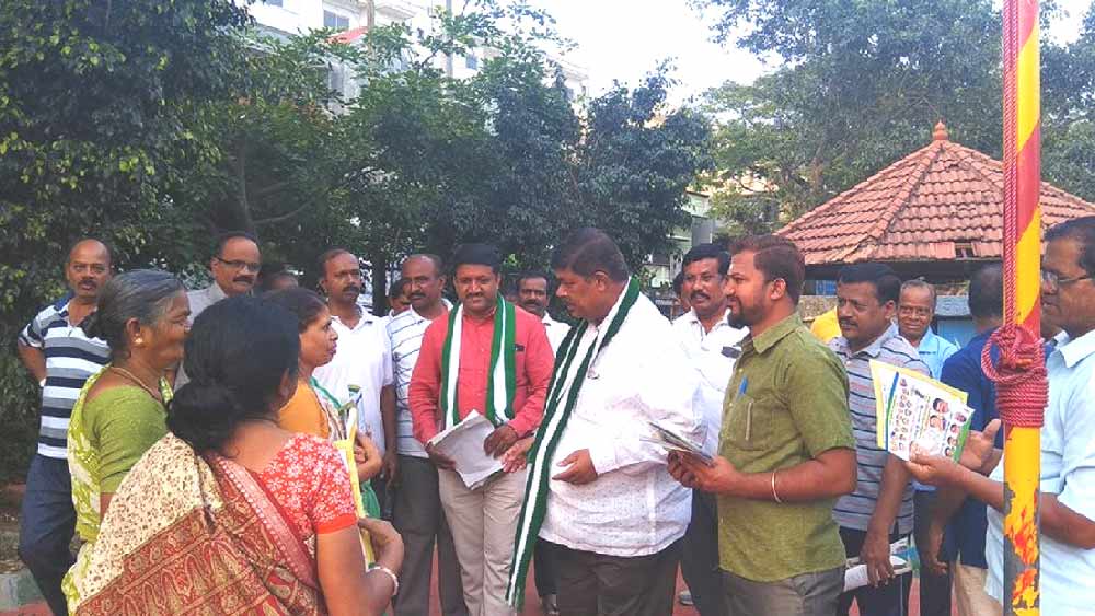 নিয়ম বলছে, বিধায়কেরা চাইলে অন্য পেশায় যুক্ত থাকতে পারেন। তবে সে ক্ষেত্রে তাঁরা বিধায়ক হিসাবে যে বেতন পান, তা থেকে বঞ্চিত থাকবেন।