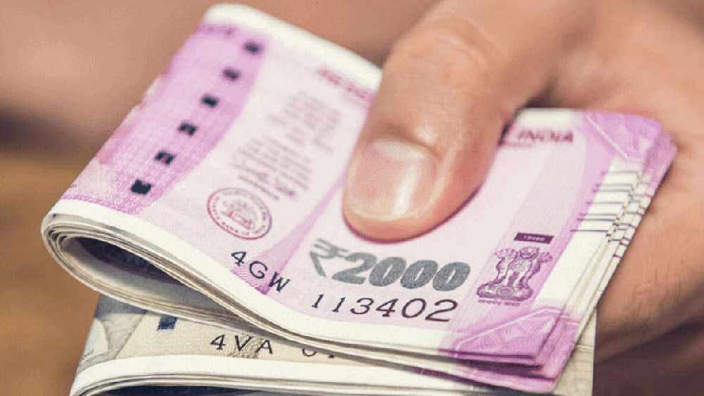 সাধারণত, এক জন বিধায়কের মূল বেতন এবং ভাতা মিলিয়ে যে টাকা হয়, তার পুরোটাই ওই বিধায়কের মাসিক বেতন হিসাবে ধরা হয়। ফোন এবং যাতায়াতের জন্যও কিছু নির্দিষ্ট ভাতা পেয়ে থাকেন বিধায়কেরা।