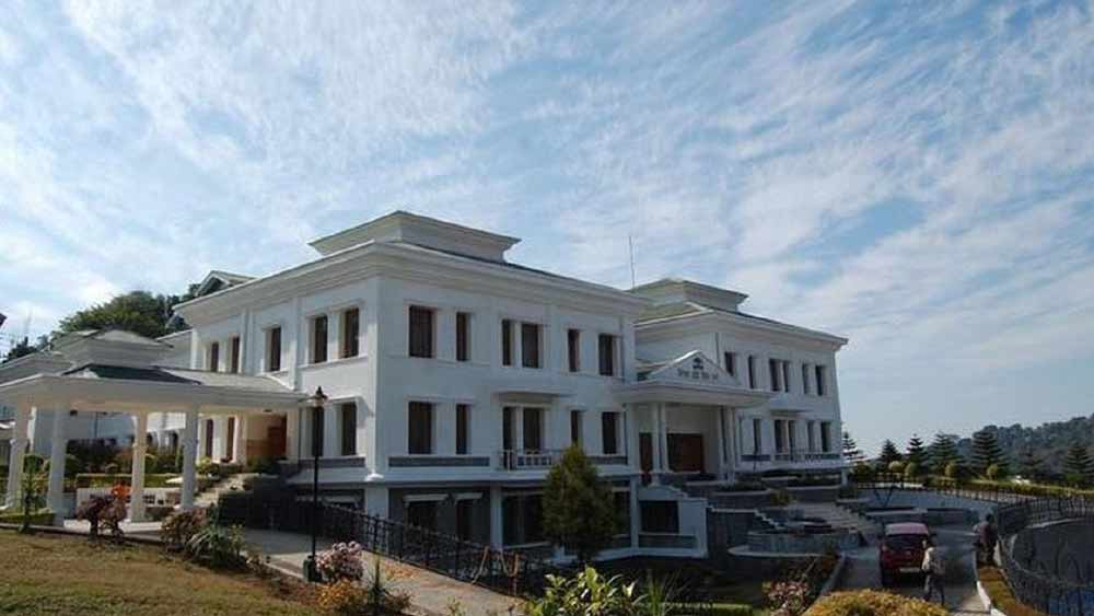 হিমাচল প্রদেশে বিধায়কেরা নিজস্ব গাড়িতে যাতায়াতের জন্য জ্বালানির খরচ বাবদ কিলোমিটার প্রতি ১৮ টাকা করে পান। কিন্তু বাস, ট্যাক্সি বা গণপরিবহনে যাতায়াতের জন্য প্রতি কিলোমিটারের হিসাবে ভাতা বাবদ ২ টাকা করে পান।