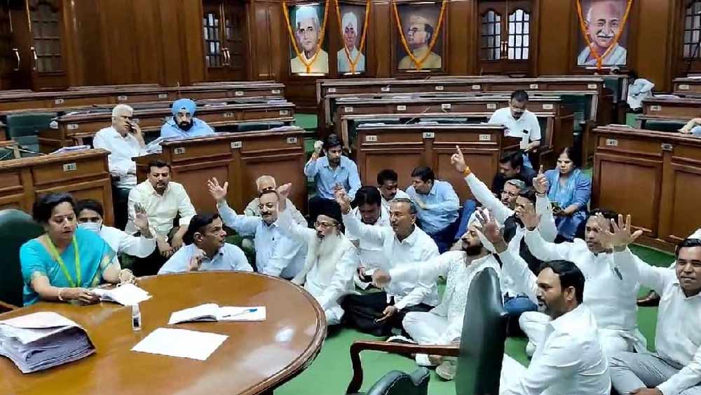 ৪৫ বছর বয়সী সোম বর্তমানে দিল্লির সদর বাজার বিধানসভার বিধায়ক। বর্তমানে বিধায়ক হিসাবে তাঁর বেতন ৫৩ হাজার টাকা। সোমের পরিবারের সদস্য সংখ্যা তিন। পরের বছর তাঁর তিন বছরের ছেলেকে সরকারি স্কুলেই ভর্তি করার পরিকল্পনা করছেন তিনি। কারণ বেসরকারি স্কুলে পড়ানোর খরচ অনেক বেশি।