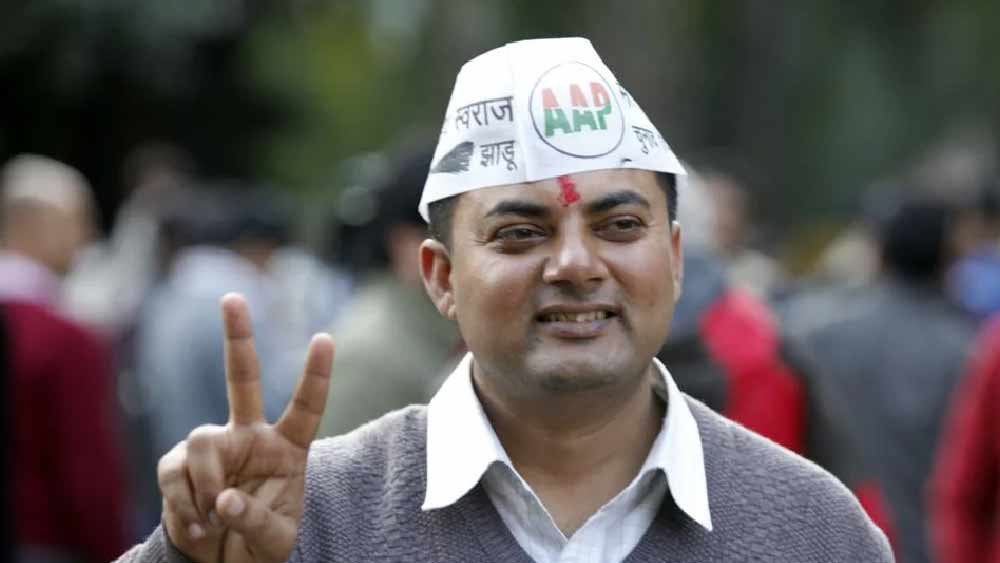 সোম তাঁর পৈতৃক দোতলা বাড়িতে থাকেন। চার চাকা তো দূরের কথা তাঁর কোনও মোটরবাইকও নেই। তবে দিল্লি বিধানসভার বিধায়কদের বেতন বৃদ্ধি নিয়ে বিল পাশ হলে সোমের আর্থিক অবস্থা শীঘ্রই ফিরতে পারে।