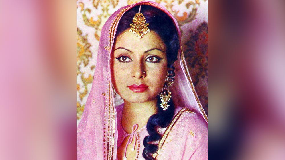 ‘কভি কভি’ ছবিতে রাখী গুলজারকেও অভিনয় করতে দেখা গিয়েছিল। অমিতাভের স্ত্রীর চরিত্রে অভিনয় করেছিলেন তিনি। অমিতাভ ও রাখী জুটি হিসাবে বড়পর্দায় বহু বার এসেছেন।