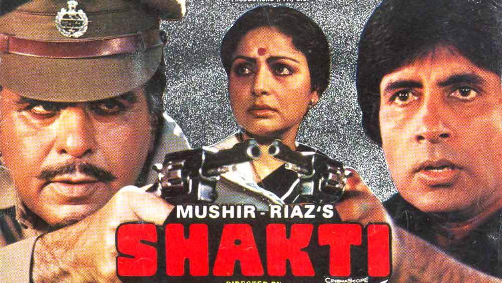 কিন্তু ‘শক্তি’ সিনেমায় এর ব্যতিক্রম লক্ষ করা যায়। অমিতাভের তখন ৪০ বছর বয়স। অভিনেতার থেকে বয়সে পাঁচ বছরের ছোট হয়েও অমিতাভের মায়ের চরিত্রে অভিনয় করেছিলেন রাখী।