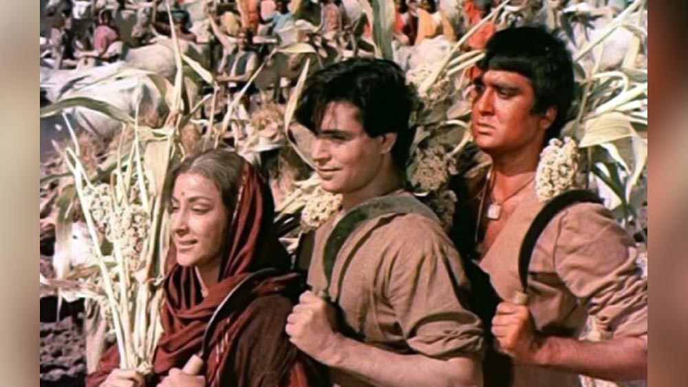 রাজ কুমার, সুনীল দত্ত ও নার্গিস অভিনীত ‘মাদার ইন্ডিয়া’ ছবিটি বক্স অফিসে বিপুল সাড়া ফেলেছিল। এই ছবিতে অভিনেত্রী সুনীল দত্তের মায়ের ভূমিকায় অভিনয় করেছিলেন। 