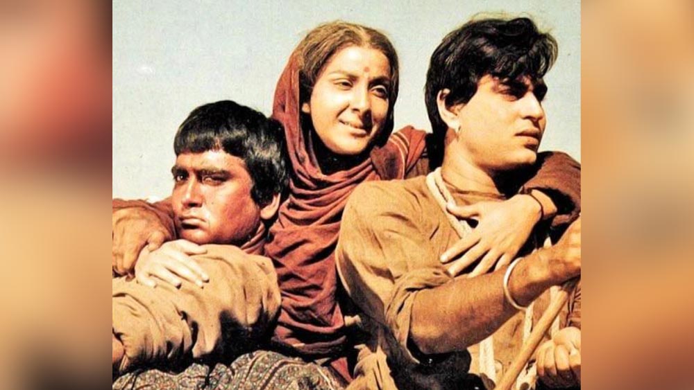 সুনীল দত্ত পরিচালিত ও প্রযোজিত ‘ইয়াদে’ ছবিটি মুক্তি পায় ১৯৬৪ সালে। অভিনেতা হিসাবে সুনীল দত্ত এই ছবিতে তাঁর অসাধারণ অভিনয় দক্ষতার পরিচয় দিয়েছিলেন। এই সিনেমার অন্তিম দৃশ্যে নার্গিসকে দেখা গিয়েছিল। অবশ্য এই ছবিতে আর মায়ের ভূমিকায় নয়, অভিনেতার স্ত্রীর চরিত্রে অভিনয় করেছিলেন নার্গিস।