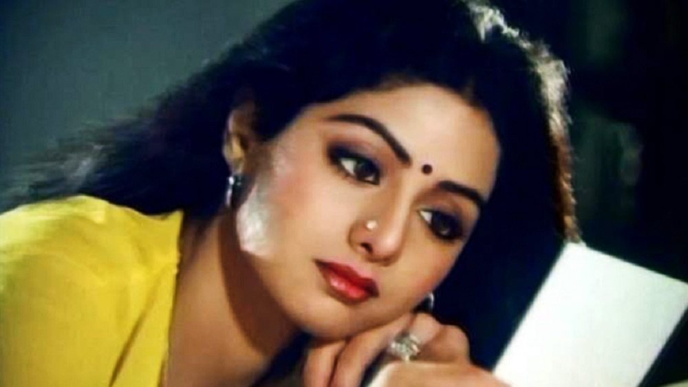 শুধু বলিউডেই নয়, দক্ষিণী সিনেমাতে অভিনয় করার ক্ষেত্রেও অভিনেত্রীদের একই পরিস্থিতির মুখোমুখি হতে হয়েছে। বলিউডে আশি ও নব্বইয়ের দশকে সাফল্যের চূড়ায় থাকা শ্রীদেবী হিন্দি সিনেমা ছাড়াও তামিল, তেলুগু, মালয়লম, কন্নড় ছবিতে অভিনয় করেছিলেন।